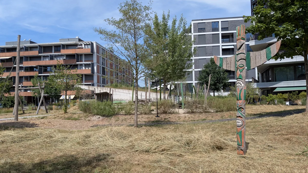 Und einen Totempfahl hat es auch noch. Das ist ein bitzeli kulturelle Aneignung, aber schon cool. Impressionen aus einem Park.